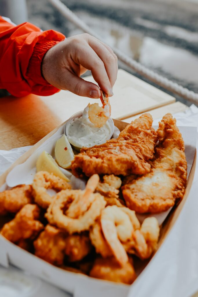 Probieren Sie gebratenen Fisch 'Kibbeling' auf dem niederländischen Marktplatz