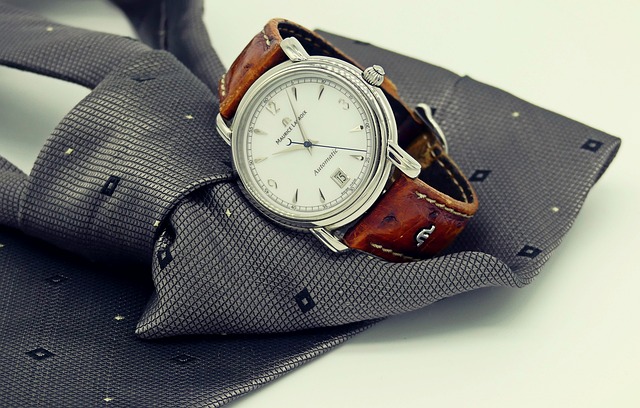 Armbanduhr auf Krawatte