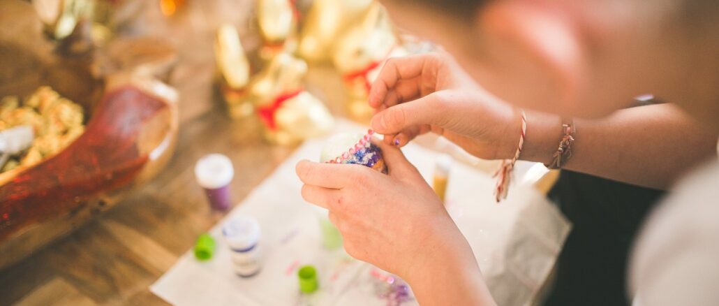 Frau macht etwas selber